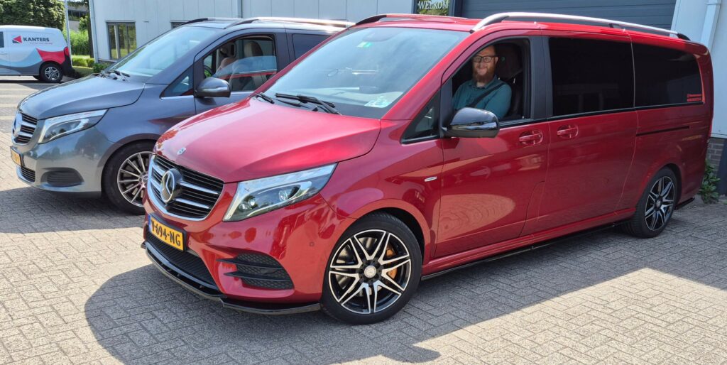 Ralphs mooiste rolstoelbusje van Nederland, oftewel wheelchairvantastic op Instagram, staat geparkeerd naast de V-Klasse van Maciek Kabza. Het busje van Ralph is hyacintrood en heeft goudkleurige remklauwen. De bus van Macie is grijs en heeft rood-oranje remklauwen. De grotere remschijven en remklauwen vormen een remmenupgrade op de vooras van de Mercedes-Benz V-Klasse en Vito.