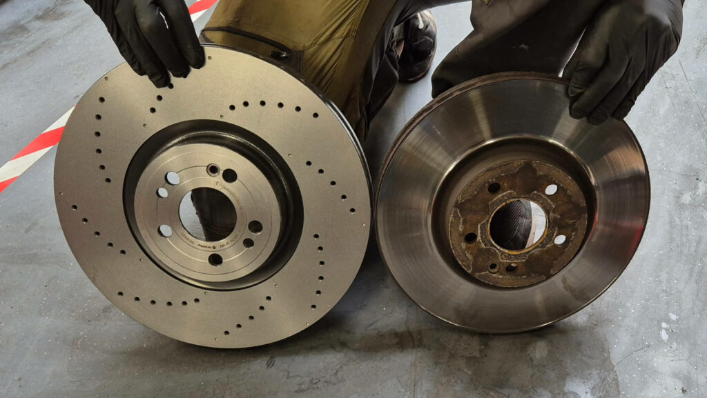 Foto van twee remschijven. Links een 375 millimeter geperforeerde remschijf van Brembo en rechts de 300 mm of 330 mm massieve remschijven die standaard onder een Mercedes-Benz Vito of V-Klasse zitten.