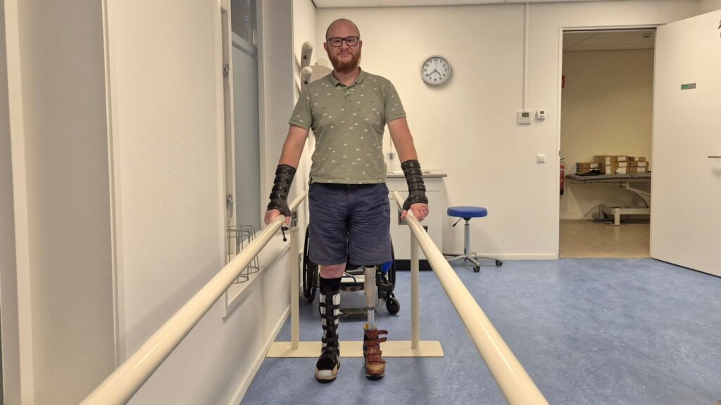 Ralph Stoové staat voor het eerst op zijn vernieuwde beenprothese, genaamd 'Murphy 2.1'. Zijn bovenbeenprothese kreeg een nieuwe koker volgens de techniek van 'direct socket'. Daarnaast is de prothese nu tijdelijk uitgevoerd met een Kenevo computergestuurde protheseknie met een microprocessor. Ralph staat in een zogenaamde brug, zodat hij met beide handen een stang kan vasthouden voor het evenwicht. Om zijn niet geamputeerde been zit een hoge voorlopige orthopedische schoen met een ingebouwde spalk om het verlamde been te ondersteunen.