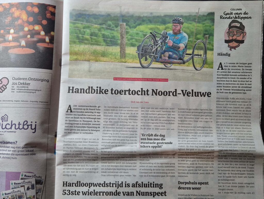 Afbeelding van de krant ‘Nunspeet Huis aan Huis’ met daarin Ralph Stoové op zijn handbike bij een persbericht over de Noord-Veluwe Handbike toertocht.