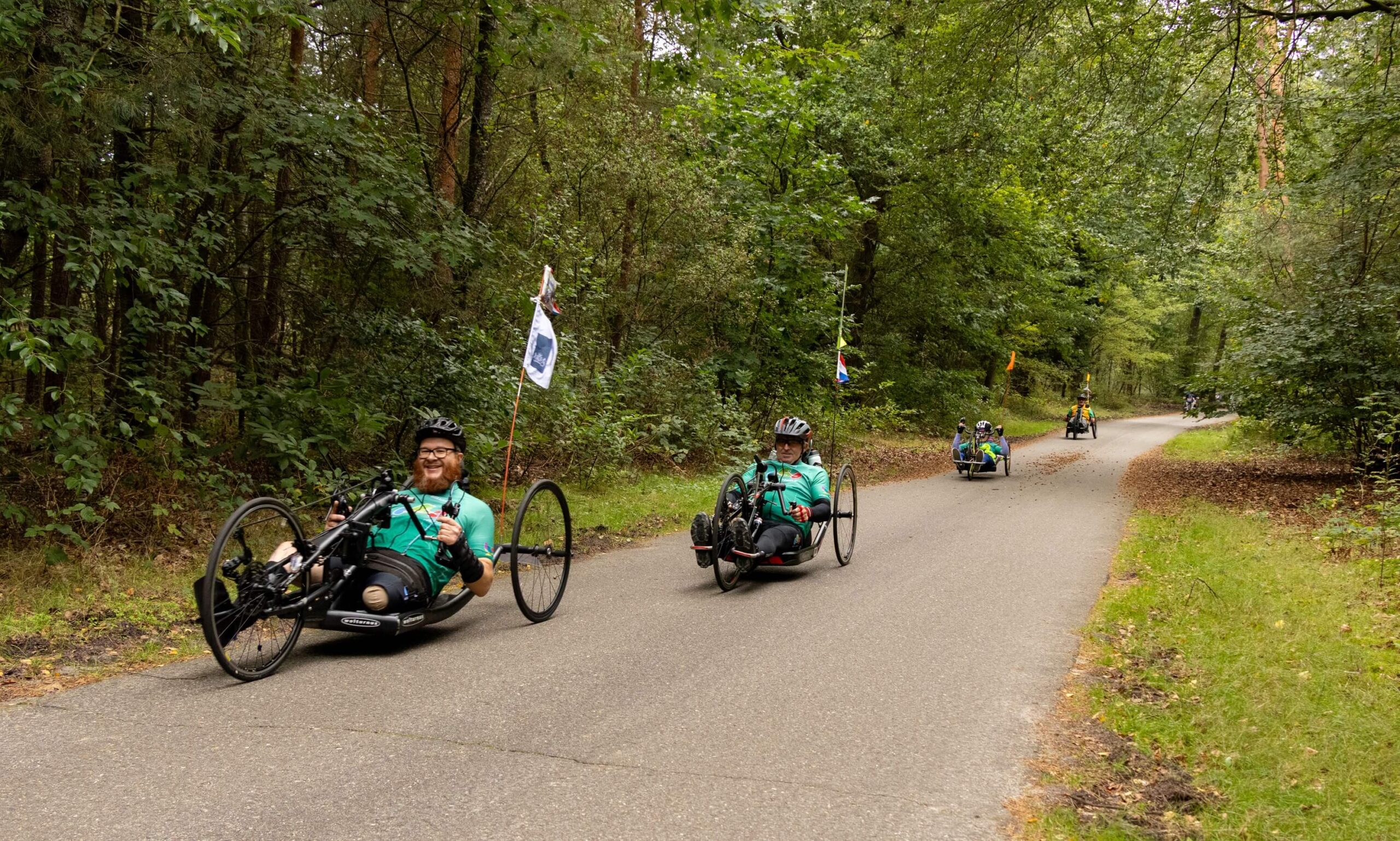 Foto van handbiker Ralph Stoové met twee teamgenoten tijdens de Handbike Toertocht Noord-Veluwe, gemaakt door fotograaf Luciën de Louw.
